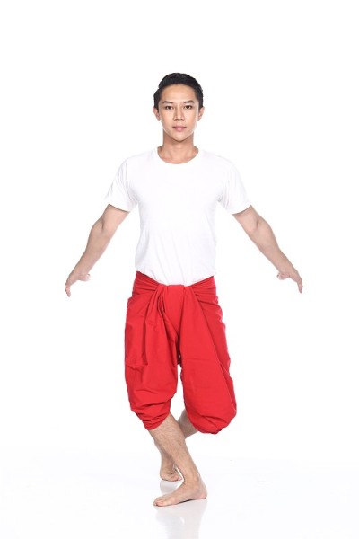 亚洲泰国谭皮肤男子古典舞蹈白衬衫红色缠腰布