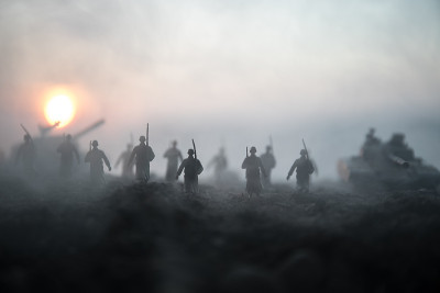 战争的概念。军事剪影战斗场景上的战争雾天空背景，世界大战士兵剪影下多云的天际线在日落。攻击的场景。装