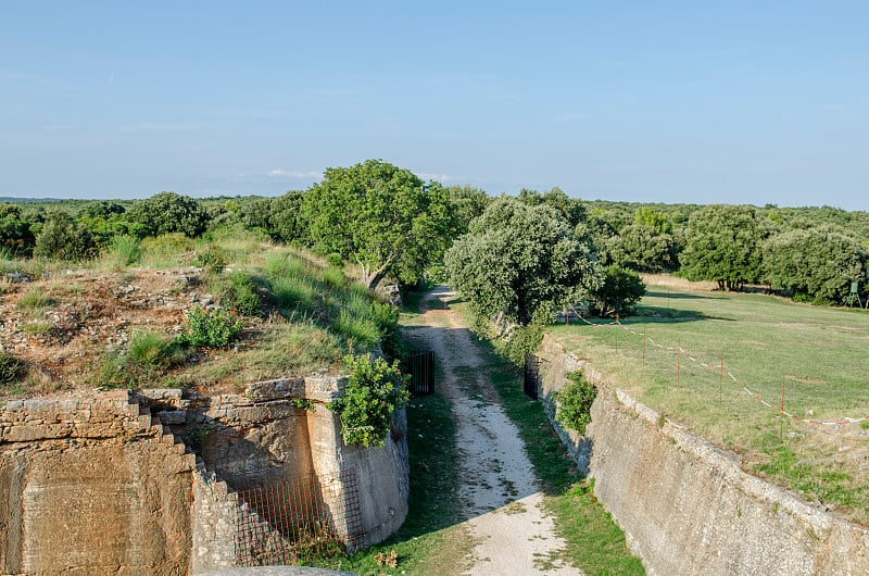 Forno堡入口(tvrđava)建于19世纪末，由奥匈帝国为保卫普拉市(克罗地亚伊斯特里亚)，巴巴