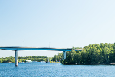 芬兰拉彭兰塔的Luukkaansalmi桥。Saimaa湖的景色。