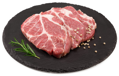 生猪肉与迷迭香和胡椒在黑色圆形石头盘子孤立在白色背景上。裁剪路径和全景深