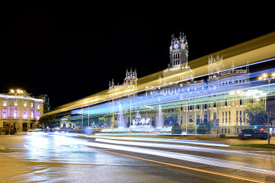 马德里的夜景，我们可以看到广场的Cibeles, Puerta de Alcala，市政厅，La c