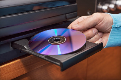 手持DVD插入到视频播放器