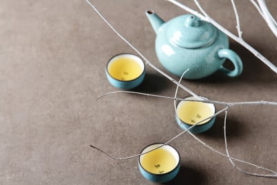 瓷杯，钢茶匙。黑色，绿色，稚气，ool