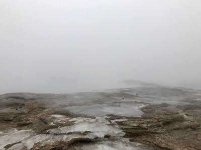 冰岛大Geysir地热区的秋冬景观:黄金圈的自然地标——泥、灌木、雾、沸水和冰
