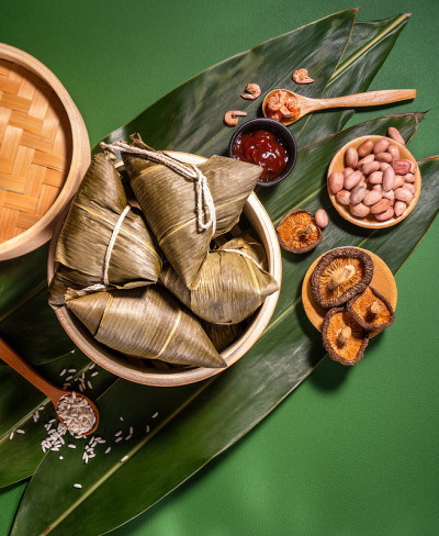 特写，复制空间，俯视图，平铺。著名的亚洲中国美味手工食品在端午节，蒸饺形状像金字塔的原料