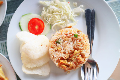 盘子里的炒饭配上饼干的照片