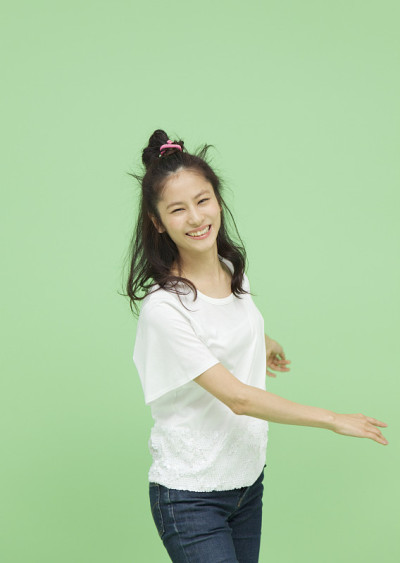 年轻女性跳舞