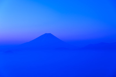 黎明时分的富士山和一片云彩