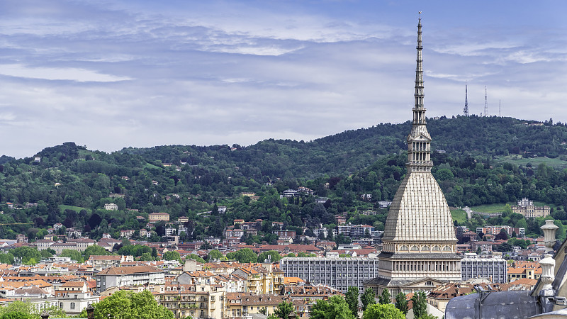 都灵，都灵，空中天际线全景Mole Antonelliana，蒙特卡普契尼和阿尔卑斯山在背景。意大利