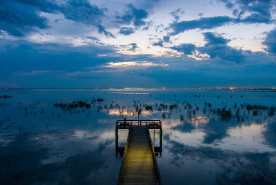 阴暗的海滨日落