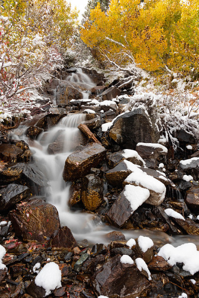 蓝迪峡谷瀑布与新雪包围着秋天的颜色
