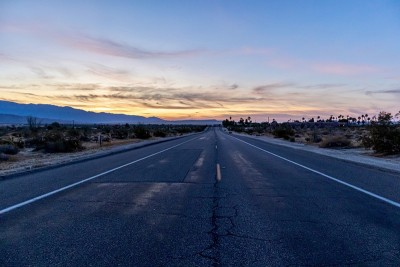 日出时的沙漠道路