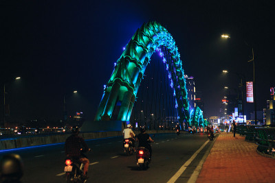 越南岘港的龙桥夜景。越南的旅游景点。