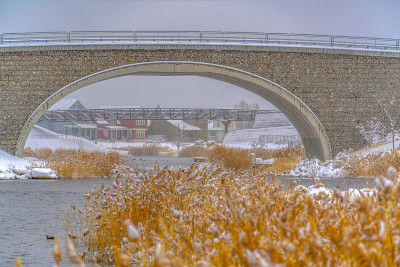 冬天，奥克尔湖的小桥和雪白的湖岸