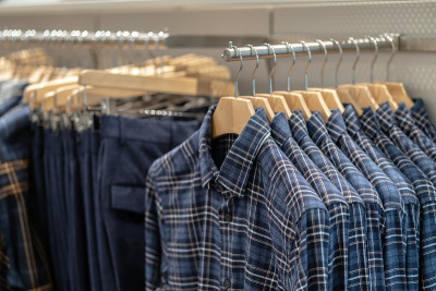 服装线在眼镜店在购物商场购物，商业时尚和广告概念
