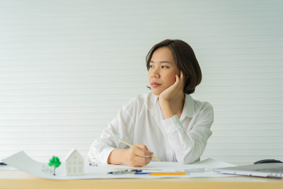 近距离观察年轻的室内设计师寻找外部思考和找到居家装修项目的想法在办公室的工作和职业概念