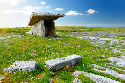 Poulnabrone dolmen，新石器时代的门户墓，位于爱尔兰克莱尔郡布伦的旅游景点