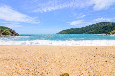 海滩上美丽的波浪，清澈的海水