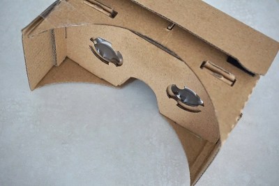 带眼镜的虚拟现实硬纸板耳机
