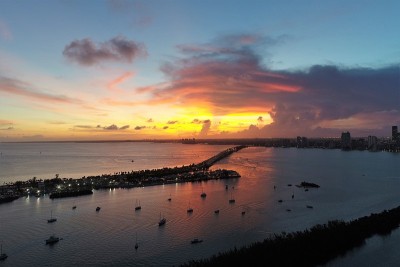 美国迈阿密比斯坎湾日落鸟瞰图。伟大的景观。假期旅行。旅游目的地。热带风光。
