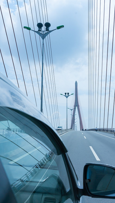 Cần Thơ桥是一个令人印象深刻的斜拉桥横跨后河在灿寿市