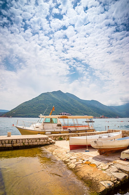 美丽的地中海风景-佩拉斯特镇，科托尔湾(博卡科托尔斯卡)，黑山。