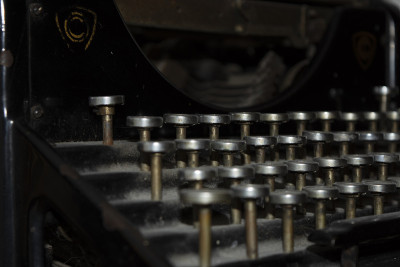 古董打字机，型号Olivetti Ivrea M20 - 1920 -按键和机械零件的细节。古老而温