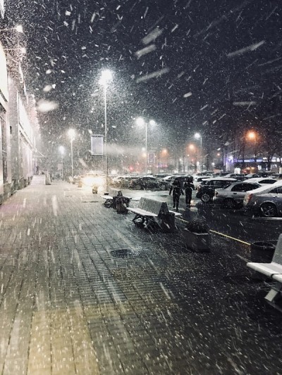 大雪和夜晚的街道