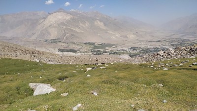在阿富汗山区的伊什卡希姆绿色山谷徒步旅行