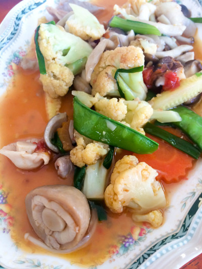 在盘子里炒蔬菜
