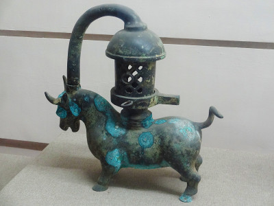 一种由青铜制成的中国古代灯