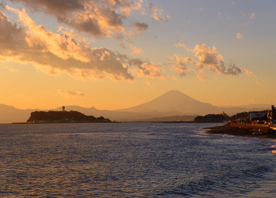 黄昏时分的Enoshima和富士山