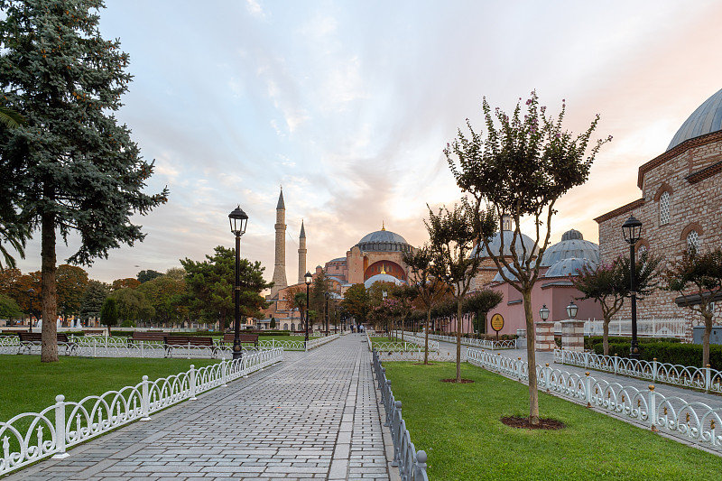 黎明时分的圣索菲亚大教堂，摄于土耳其伊斯坦布尔的Sultanahmet老城