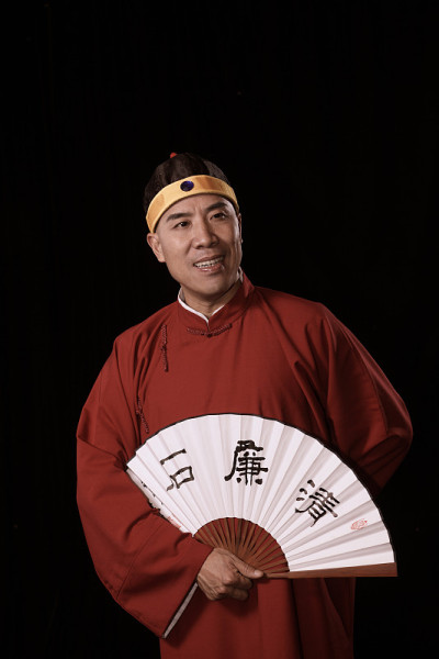 一个有吸引力的讲故事的演员的肖像