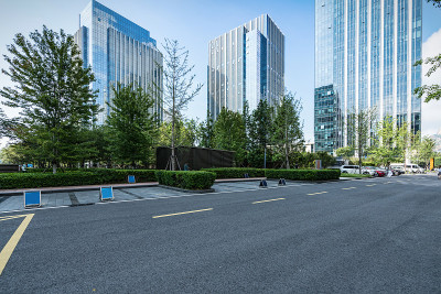 中国青岛的城市道路和现代化的办公大楼
