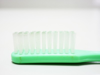 白色刷毛的牙刷