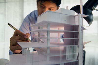 建筑师工作思维设计建筑与建筑模型，设计从他的想法文具办公桌办公室。建筑结构体系的启动和分析。