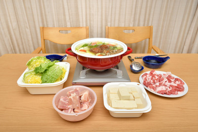 在餐桌上用火锅煮的日本菜