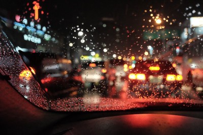 下雨天晚上开车