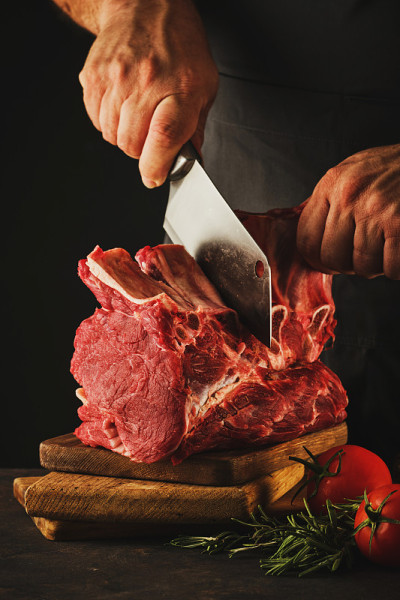 男屠夫切生牛肉。