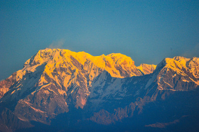 阳光照在山顶