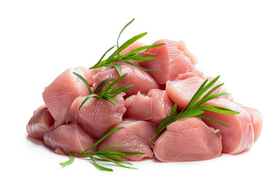 生鸡胸肉块与龙蒿药草孤立在白色