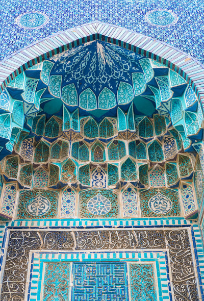 Madrasa的金色马赛克圆顶的细节