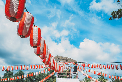 八仓的舞台上有一个很大的日式taiko鼓Odaiko。纸红白灯笼乔钦风景为节日的奥邦时，人们跳舞的邦