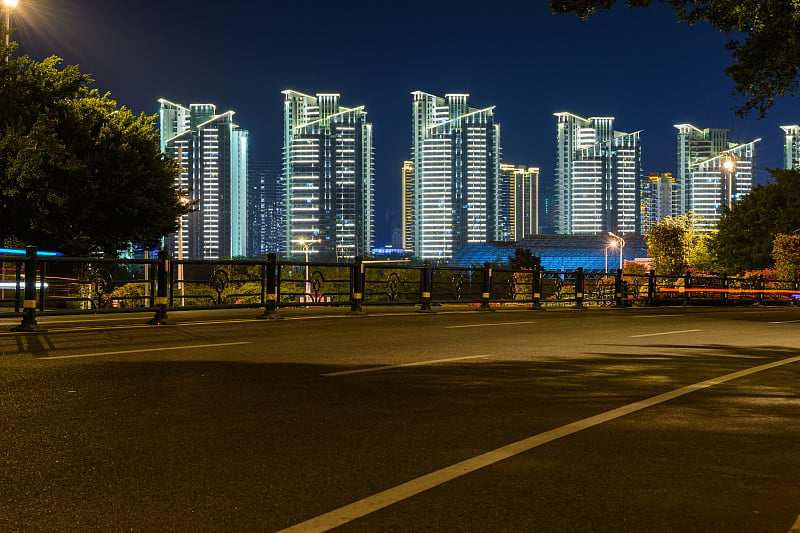 夜景三亚市与明亮的彩色照明建筑，结构，道路，人行道，杆子，桥梁。