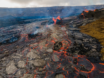 在冰岛法格拉达尔火山喷发的熔岩上飞行，冰岛
