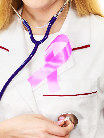医生用粉红色的癌症丝带aids标志在胸部