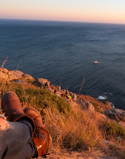 在finisterre的大海前休息，看日落