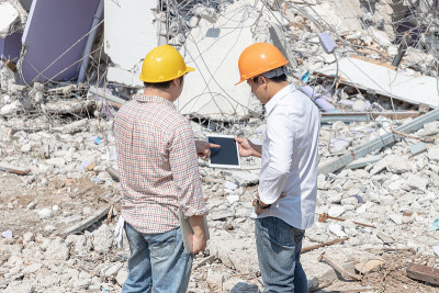 工程师建筑师和工人操作控制拆除旧建筑。